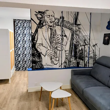 Music Blue - Centre